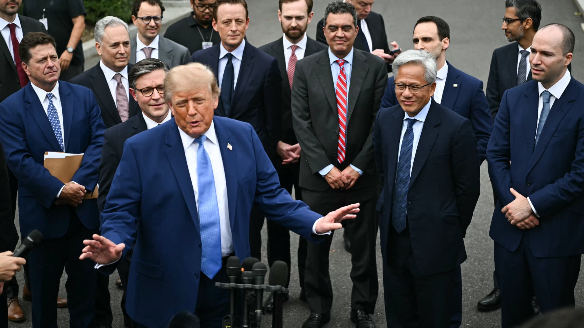 Trump, AI CEOs Sign 'Morally Binding' Self-Policing Pledge — daily-hour-news