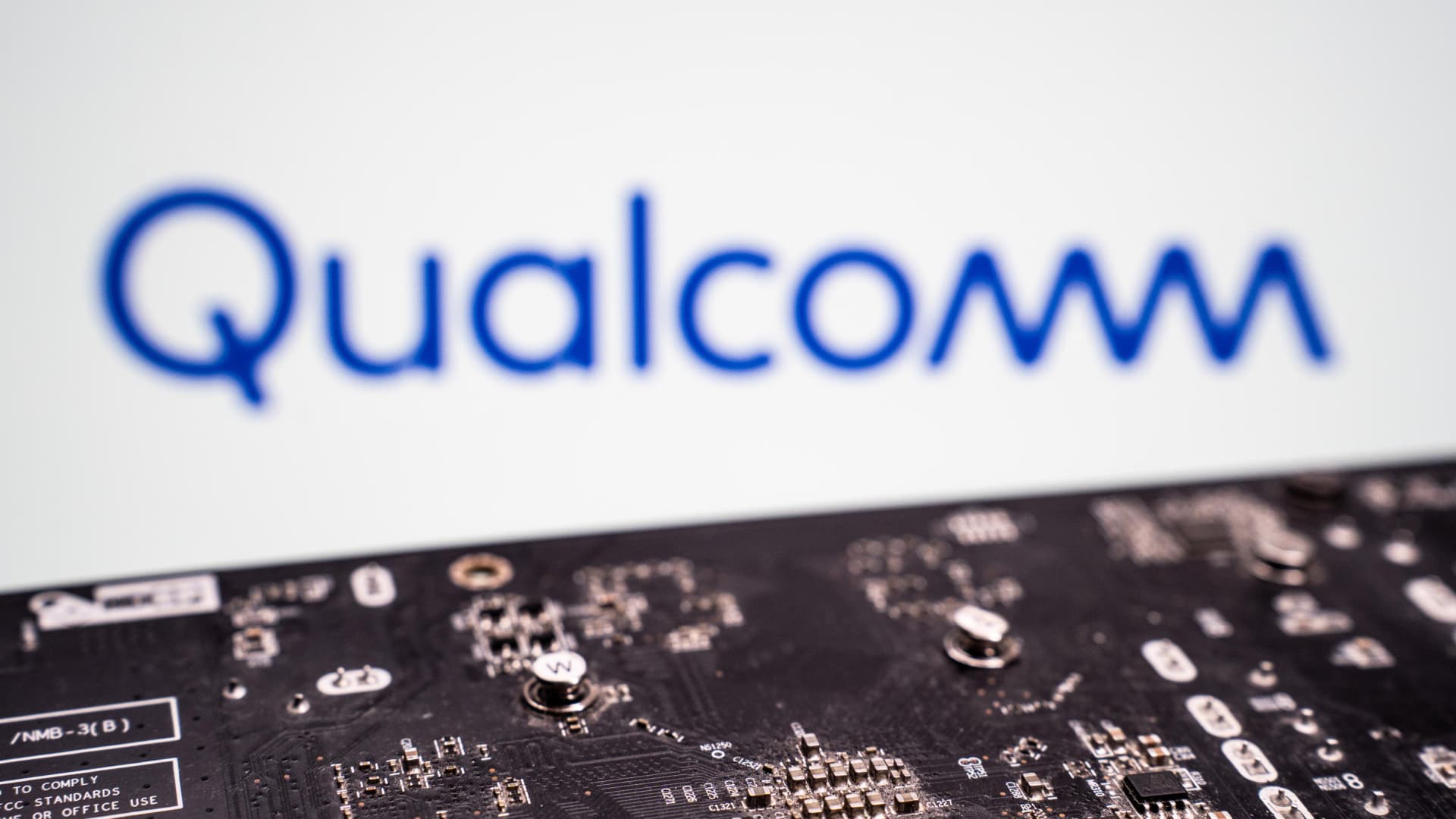 Qualcomm Drops 11% As Chip Stocks Pull Back From Record AI-Driven Rally — daily-hour-news